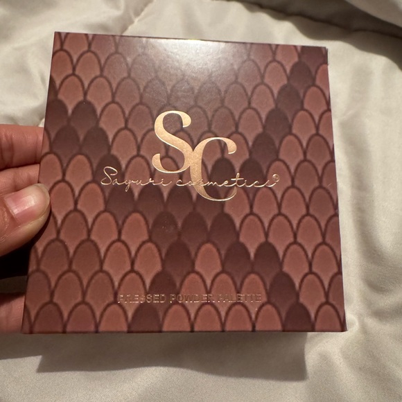 Eyeshadow Palette with Mirror - Gold, Black, nudes Shades - Picture 2 of 3